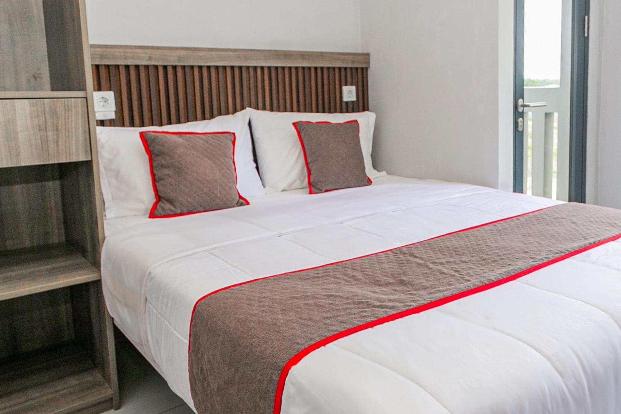 Hotel O Apartment Riverdale Cikarang Near Sgc Mall Bekasi Exterior photo